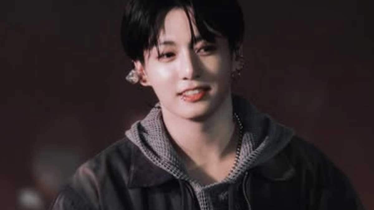 BTS PTD WEVERSE追加特典　JUNGKOOK BTS Star Jungkook Surprises ARMY With Weverse Live, Here's What