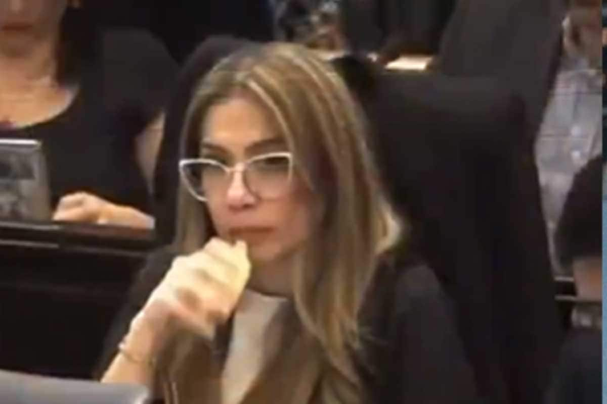 Colombian MP Caught Vaping In Parliament Amid Healthcare Debate, Apologises After Backlash