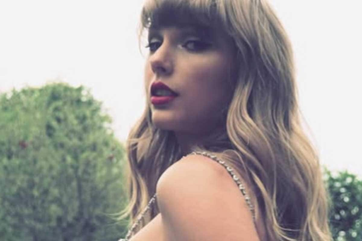 Young Fan Compliments Taylor Swift's Dress, Singer Sends It To Her As A Christmas Present