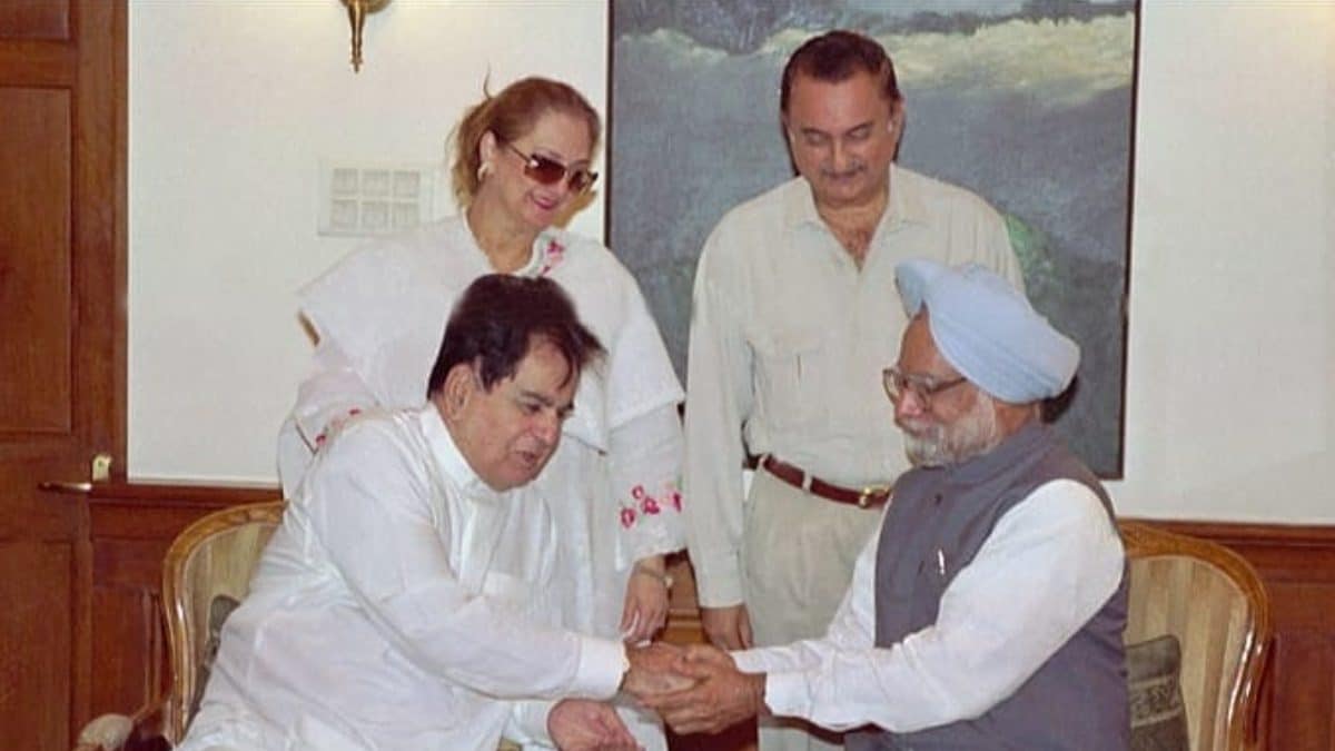 Saira Banu Shares Old Photo Of Manmohan Singh With Dilip Kumar, Remembers Ex-PM’s ‘Gentle Smile’ Saira Banu Shares Old Photo Of Manmohan Singh With Dilip Kumar, Remembers Ex-PM’s ‘Gentle Smile’