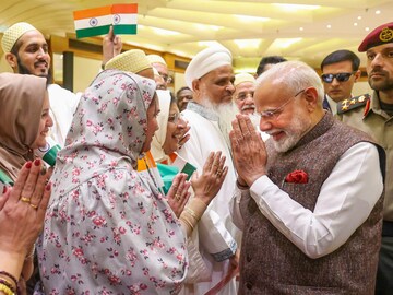 Prime Minister Narendra Modi being welcomed by members of the Indian community upon his arrival, in Kuwait. (PTI)