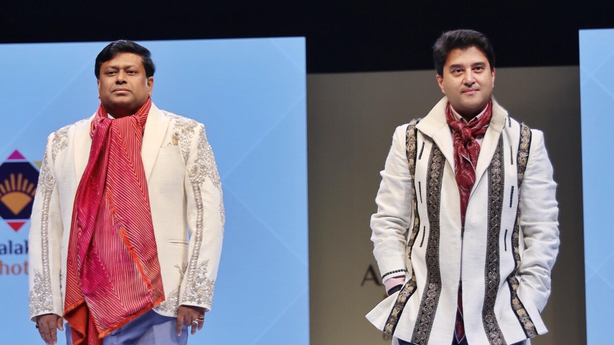Scindia, Majumdar Ramp Walk At Ashtalakshmi Mahotsav Fashion Show | Watch Scindia, Majumdar Ramp Walk At Ashtalakshmi Mahotsav Fashion Show | Watch