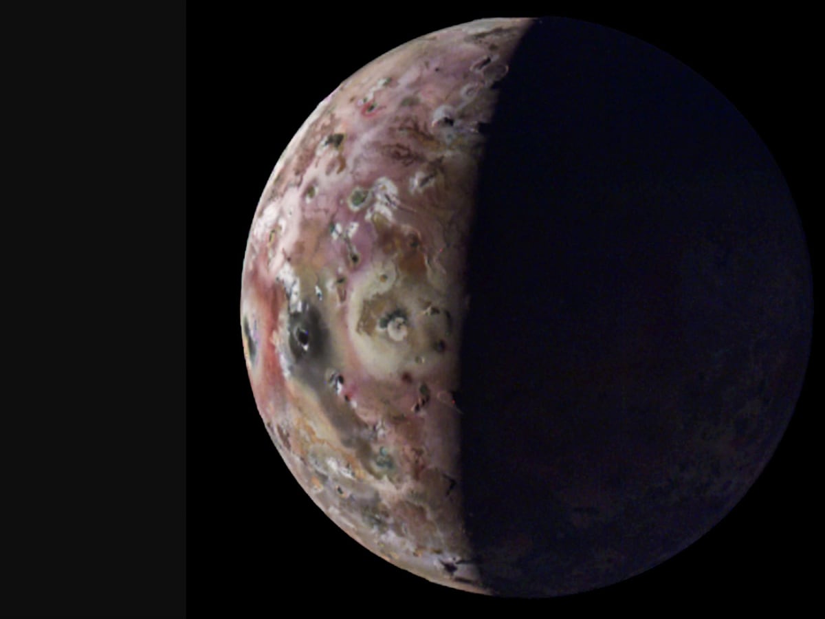 NASA のジュノー計画は、木星最大の月であるイオの火山熱に関する画期的な洞察を提供します
