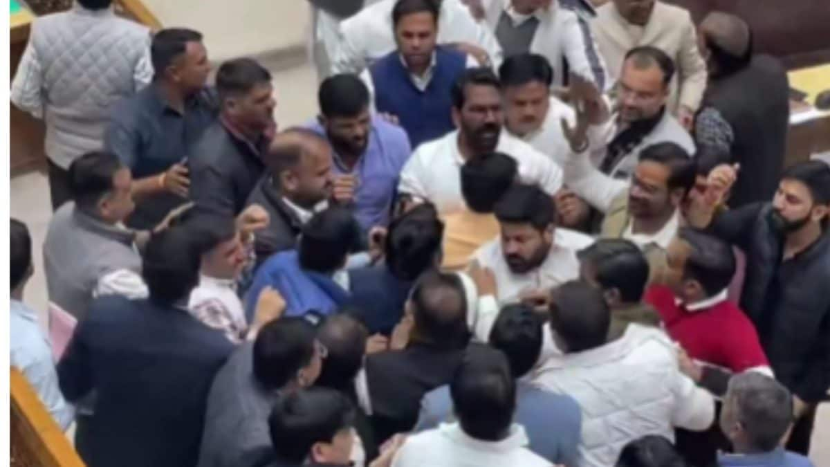 High Drama At Jaipur Municipal Corporation Meeting As BJP, Congress Councillors Clash | Video