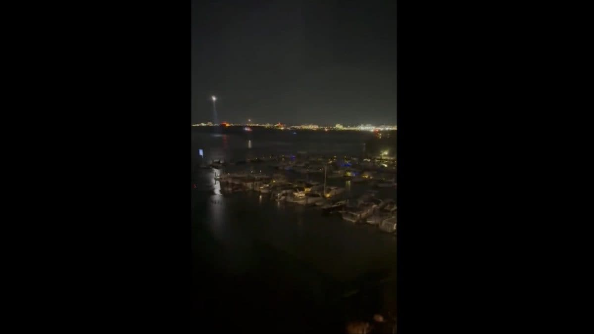 Plane Hits Helicopter, Crashes Into Potomac River Near Ronald Reagan Airport In Washington | Video