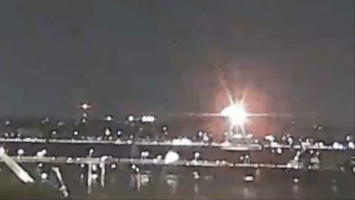 Passenger Plane Collides With Helicopter Midair In Washington, Both Aircraft Crash Into River | Video