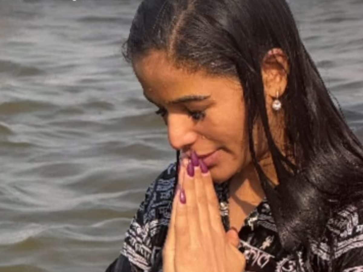 Poonam Pandey Calls Stampede Incident In Prayagraj 'Unfortunate', Takes Holy Dip At Maha Kumbh - News18