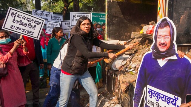 Rajya Sabha MP Swati Maliwal with residents of Vikaspuri strews garbage outside former Delhi CM and AAP national convener Arvind Kejriwal's residence during a protest. (PTI photo)