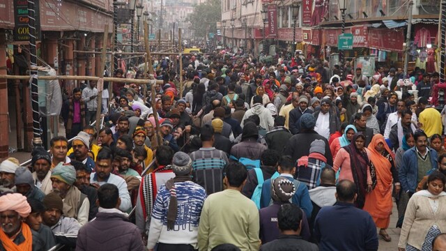 Uttar Pradesh's Holy Cities Of Ayodhya And Varanasi Packed With 'Maha Kumbh Spillover' - News18