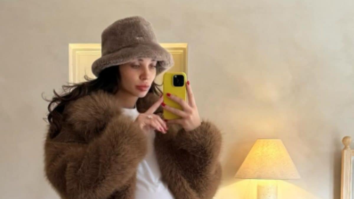 Mom-To-Be Amy Jackson Goes ‘Skinny Dipping’ As She Flaunts Her Huge Baby Bump | See Pics Mom-To-Be Amy Jackson Goes ‘Skinny Dipping’ As She Flaunts Her Huge Baby Bump | See Pics