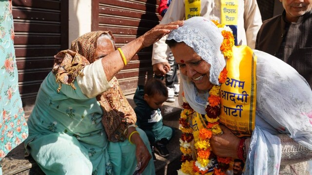 AAP's Dhanwanti Chandela during campaigning for the Delhi elections. (News18)