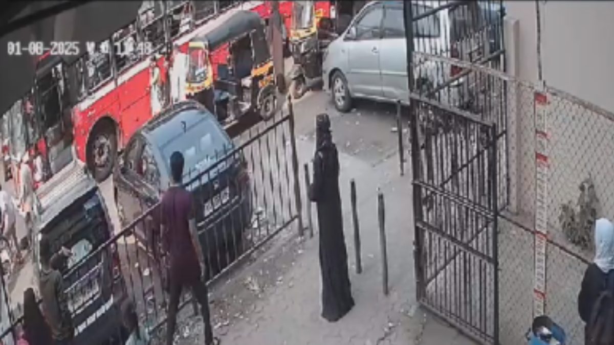 Elderly Man Injured After BEST Bus Hits Him In Mumbai's Kurla | Video ...