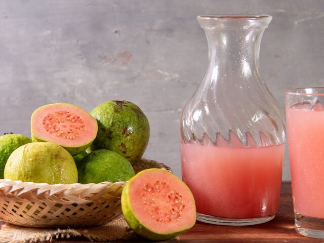 With 9g of fibre per cup, guavas rank among the fruits with the high fibre content. (Photo: Shutterstock)
