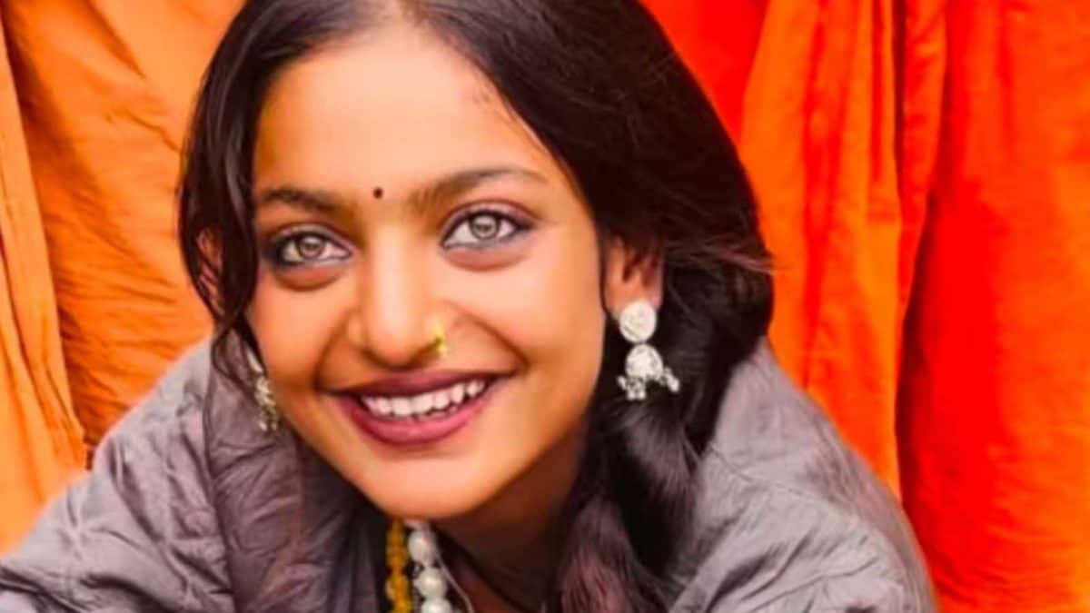 Monalisa Of Mahakumbh Says She Left Prayagraj For Her Safety News18 monalisa-of-mahakumbh-says-she-left-prayagraj-for-her-safety-news18