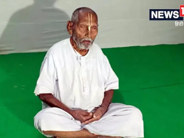In 2022, Swami Sivananda was honoured with the Padma Shri award by then-President Ram Nath Kovind at the age of 125. (News18 Hindi)
