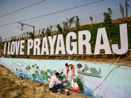 An artist paints a wall as part of preparations for Maha Kumbh Mela 2025, in Prayagraj, on Saturday, January 4, 2025. (PTI Photo)
An artist paints a wall as part of preparations for Maha Kumbh Mela 2025, in Prayagraj, on Saturday, January 4, 2025. (PTI Photo)