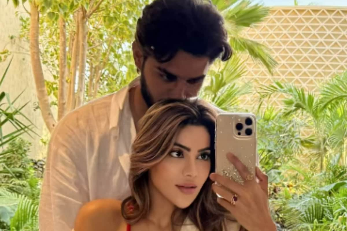 Arbaz Patel Gives A Kiss To Nikki Tamboli In Adorable Photo From Dubai Trip