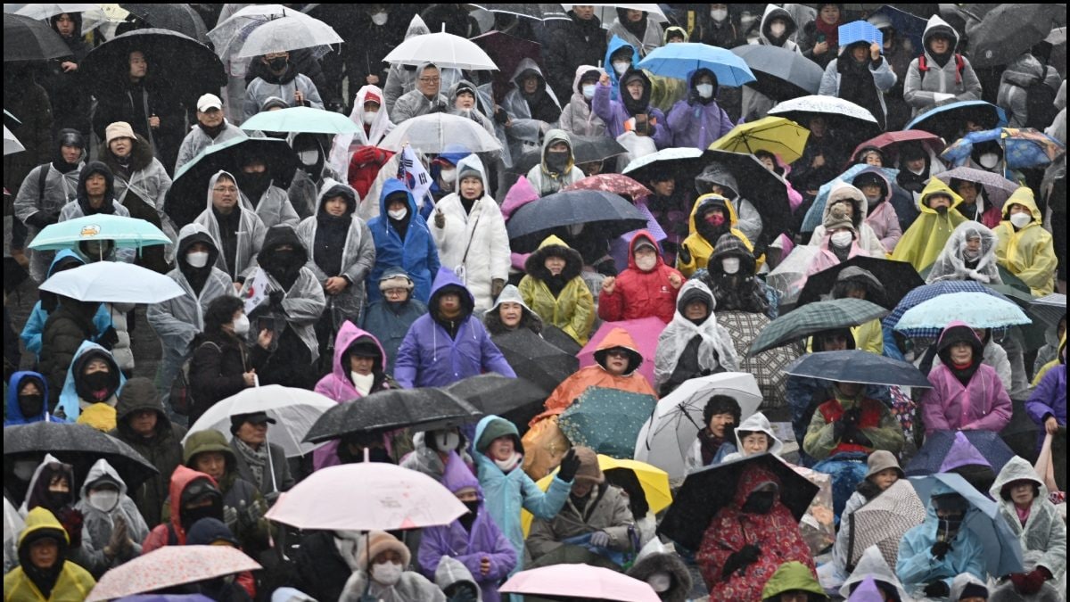 Thousands Of South Koreans Brave Bitter Cold To Rally For, Against Yoon’s Arrest As Deadline Looms – News18