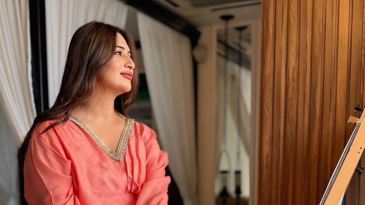 Divyanka's Flowy 2025 Style: On Point!
