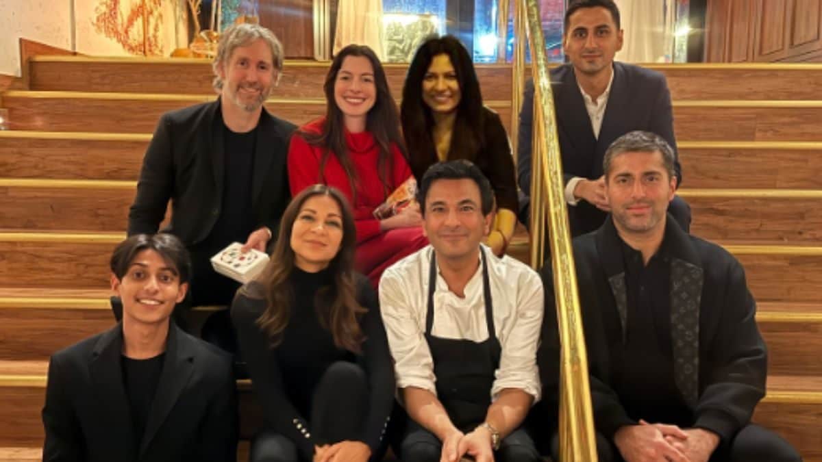 Hathaway's NYC Dinner: Khanna's Gift Revealed