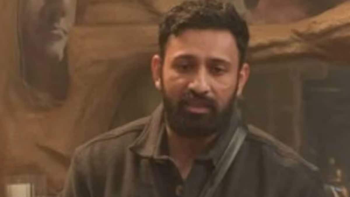 Bigg Boss 18: Rajat Dalal's mother criticizes Karan Veer Mehra for mentioning her son's past.
