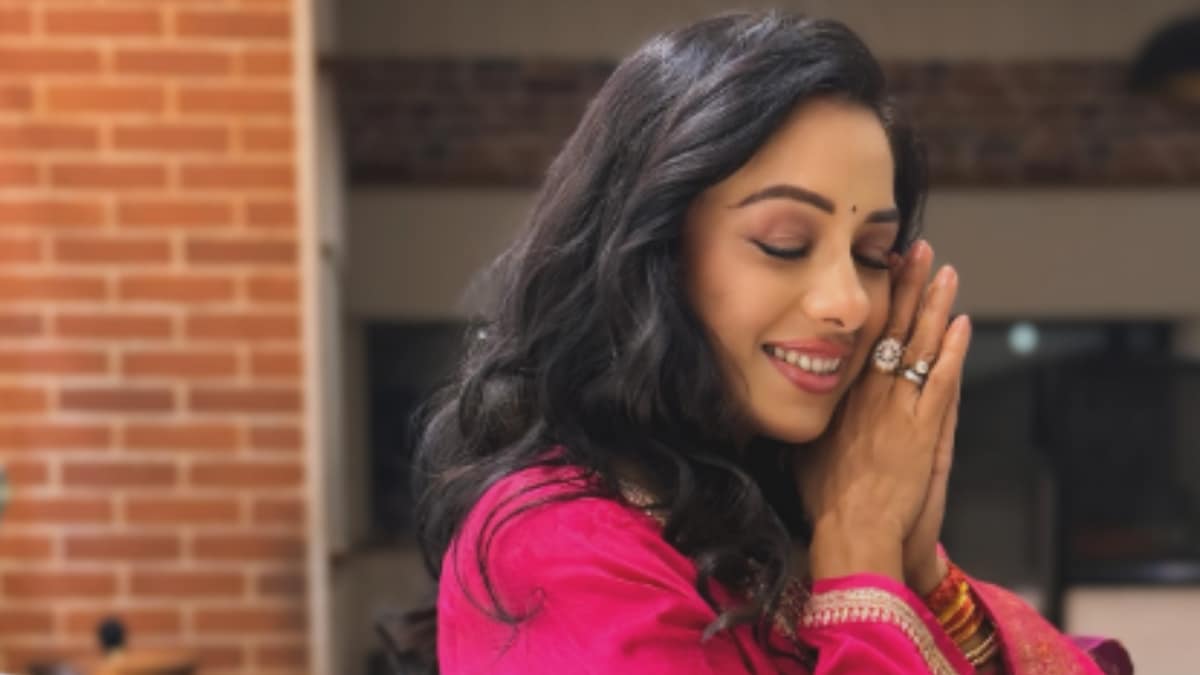 Rupali Ganguly's Pink Monday: Mood Booster!
