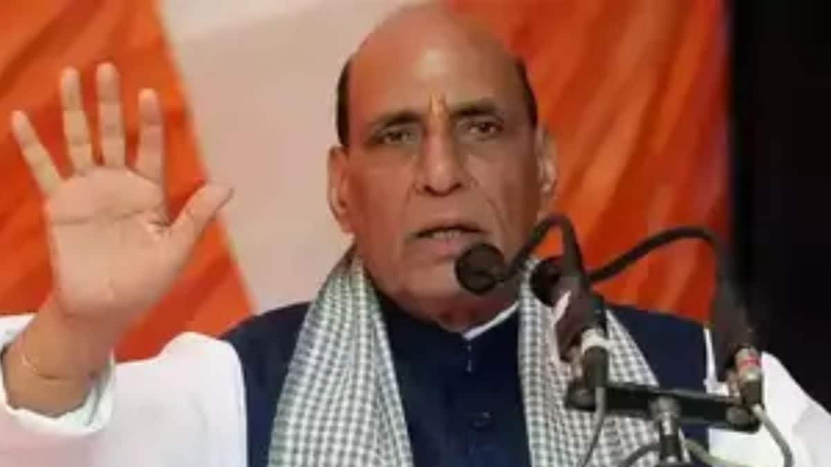 Rajnath Singh Visits Maha Kumbh and Takes Holy Dip at Sangam in Prayagraj