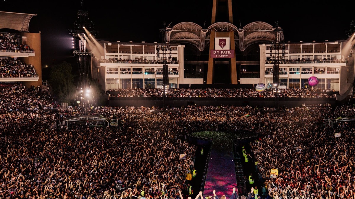 Illuminated Wristbands Likely To Become The New Wedding Decor Trend Post Coldplay Concerts