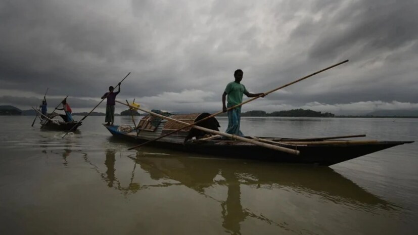 ಮೀನುಗಾರರು (Fishermen): ಸಮುದ್ರದ ಆಳದಲ್ಲಿ ಮೀನುಗಾರಿಕೆ ಮಾಡುವ ಜಾಲರು ಅಥವಾ ಮೀನುಗಾರರು (Fishermen) ಪ್ರತಿದಿನವೂ ಜೀವದ ಅಪಾಯದೊಂದಿಗೆ ಬದುಕು ಸಾಗಿಸುತ್ತಾರೆ. ಆಳವಾದ ಸಮುದ್ರಗಳಲ್ಲಿ ಹವಾಮಾನದ ಹಠಾತ್ ಏರುಪೇರುಗಳು, ಬಿರುಸಾದ ಗಾಳಿ, ದೊಡ್ಡ ಅಲೆಗಳು ಮತ್ತು ಯಂತ್ರೋಪಕರಣದ ದೋಷಗಳಿಂದ ದೋಣಿಗಳು ಮುಳುಗುವ ಅಪಾಯ ಹೆಚ್ಚು. ಅವರು ದೀರ್ಘ ಸಮಯಗಳವರೆಗೆ, ಹೆಚ್ಚಿನ ದೈಹಿಕ ಶ್ರಮದ ಕೆಲಸ ಮಾಡಬೇಕಾಗುತ್ತದೆ. ರೋಗ ನಿಯಂತ್ರಣ ಮತ್ತು ತಡೆಗಟ್ಟುವಿಕೆ ಕೇಂದ್ರ (CDC) ವರದಿಯ ಪ್ರಕಾರ, ಪ್ರತಿ 1,00,000 ಮೀನುಗಾರರಲ್ಲಿ 100 ಜನರು ವರ್ಷಕ್ಕೆ ಸಾವನ್ನಪ್ಪುತ್ತಾರೆ. ಆದ್ದರಿಂದ, ಮೀನುಗಾರಿಕೆ ವೃತ್ತಿಯನ್ನು ಪ್ರಪಂಚದ ಅತ್ಯಂತ ಅಪಾಯಕಾರಿ ಉದ್ಯೋಗಗಳಲ್ಲಿ ಒಂದು ಎಂದು ಪರಿಗಣಿಸಲಾಗಿದೆ.