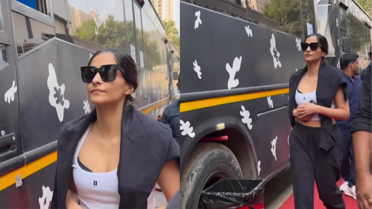 Sonam Kapoor Looks Uber-Cool As She Heads To Her Vanity Van On Set Sonam Kapoor Looks Uber-Cool As She Heads To Her Vanity Van On Set