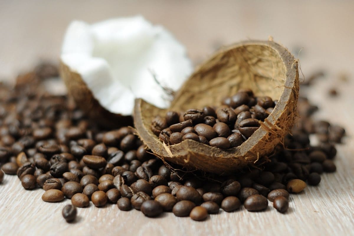 This DIY Coconut Oil And Coffee Mask Can Make Your Hair Naturally Strong And Shiny