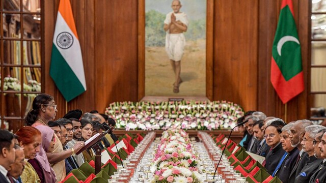 President Droupadi Murmu with Maldives President Mohamed Muizzu during a banquet hosted by her in New Delhi. (PTI file photo)