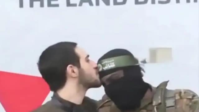  Israeli hostage Omer Shem Tov kissed the foreheads of two Hamas members.