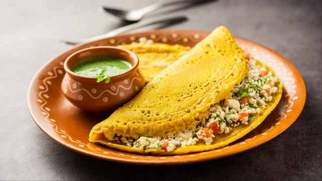 Moong dal chilla has a low glycemic index and aids in blood sugar regulation.