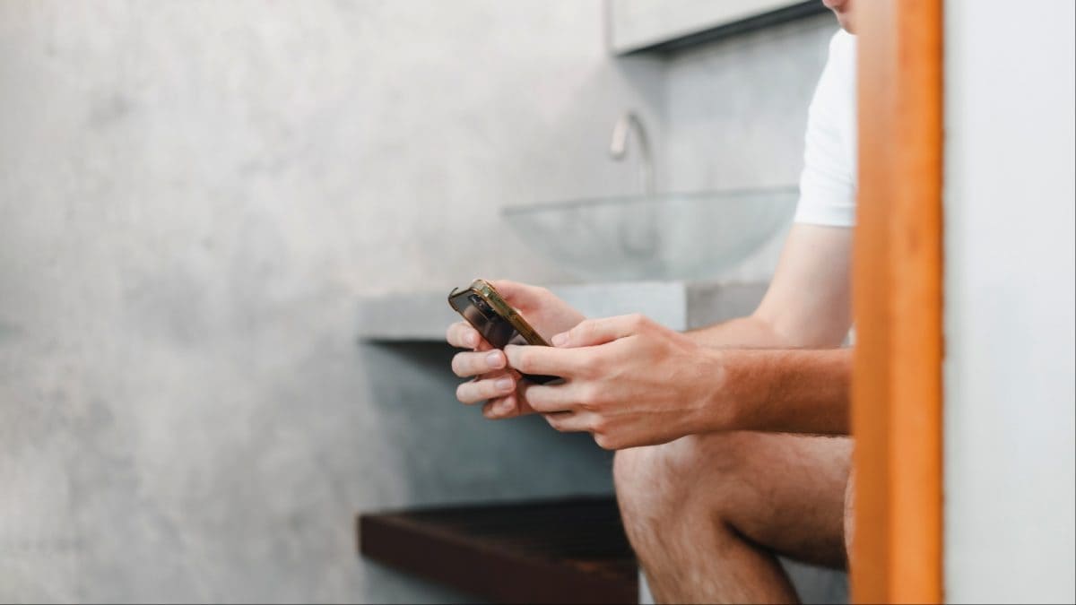 <div>Men Hide In Bathrooms To Escape Their Kids And ‘Nagging’ Partners. Internet Asks, 'Still Want To Get Married?'</div>