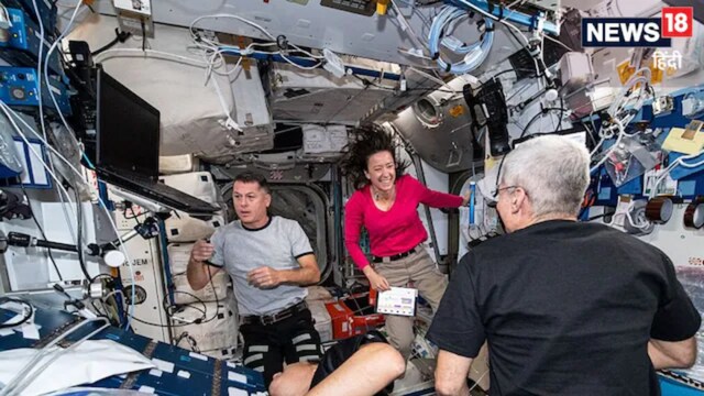Unlike on Earth, there is no dust in space, so clothes do not get dirty as frequently. The ISS also maintains a controlled temperature, reducing the need for frequent changes. (News18 Hindi)