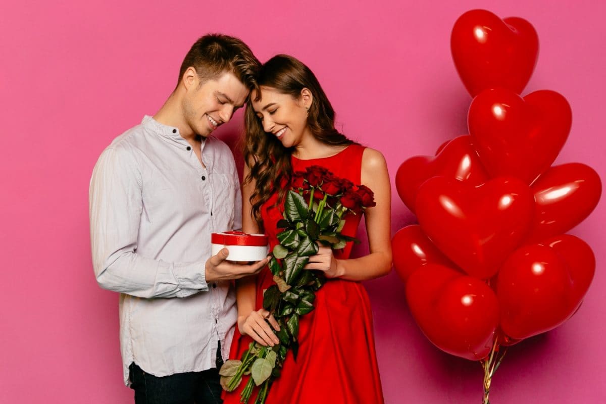 Rose Day 2025 Gifts: Perfect Gift Ideas for Husband, Wife, Boyfriend And Girlfriend