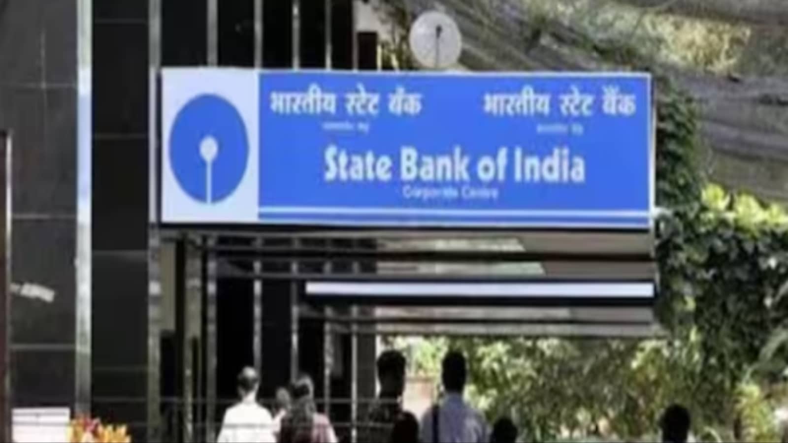 State Bank of India (SBI): The minimum balance requirement is zero for both rural and urban/metro branches.