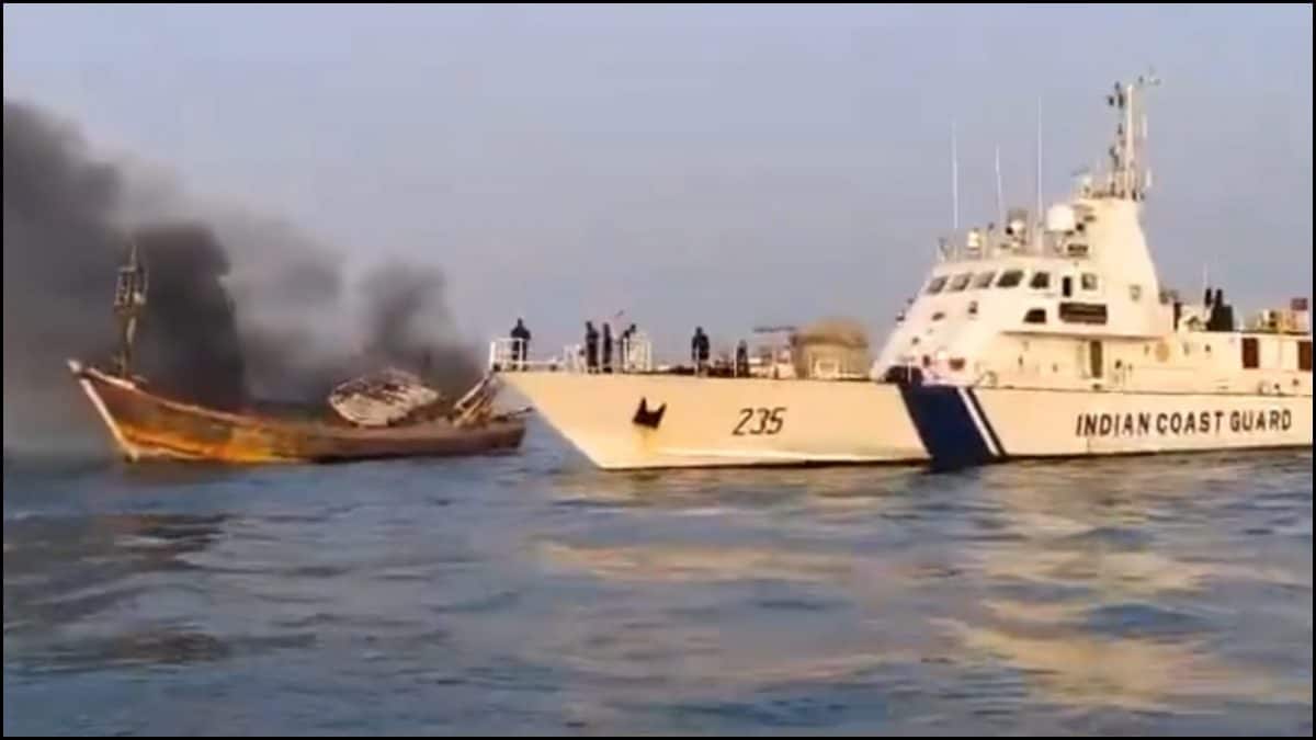 18 Fishermen Escape By A Whisker After Boat Catches Fire Off Raigad Coast | WATCH