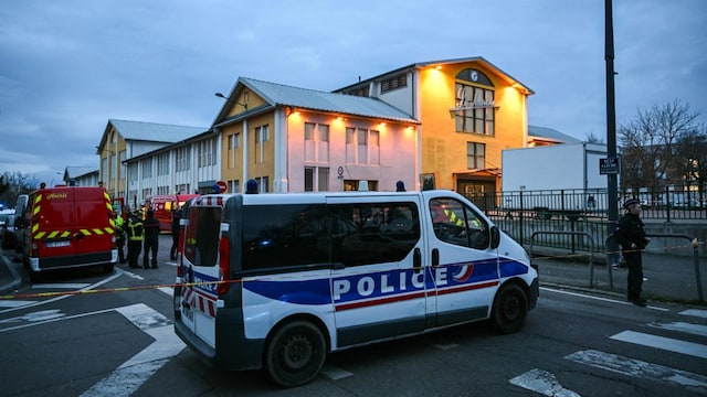 Firefighter (L) and police vehicles near the site of a bladed weapon attack where a man is suspected of killing one person and wounding two municipal police officers in Mulhouse, eastern France. (AFP photo)
