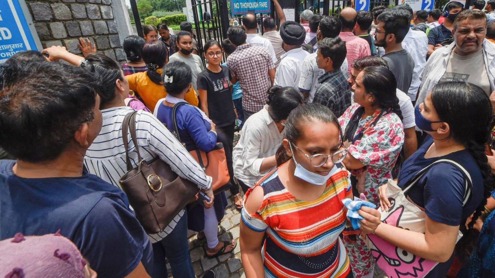 NEET UG 2026 Re Test Live Updates: The NEET UG re-examination will be conducted from 2 pm to 5.15 pm. NEET UG 2026 Re Test Live Updates: The NEET UG re-examination will be conducted from 2 pm to 5.15 pm.