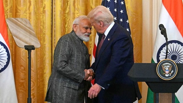 US President Donald Trump shakes hands with Prime Minister Narendra Modi. (AFP photo)