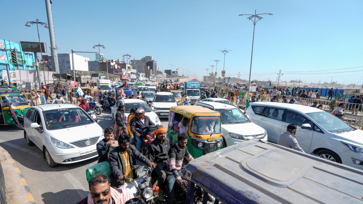 Kumbh Mela traffic eased; clear routes detailed.