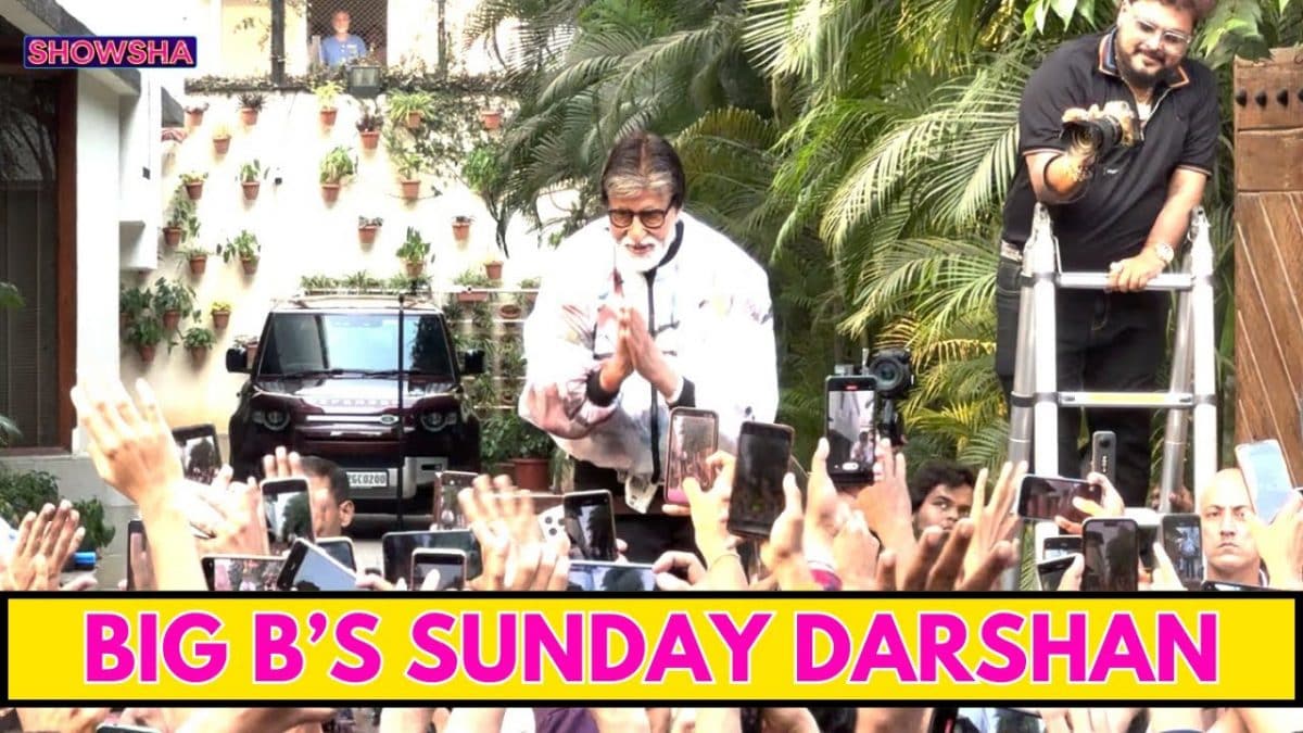 Fans Go Wild As Bollywood Megastar Amitabh Bachchan Comes Out To Greet Them