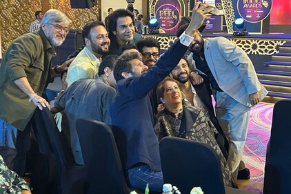 Kabir Khan Takes Winners’ Selfie With Rajkummar Rao, Pankaj Tripathi At Showsha Reel Awards | Watch