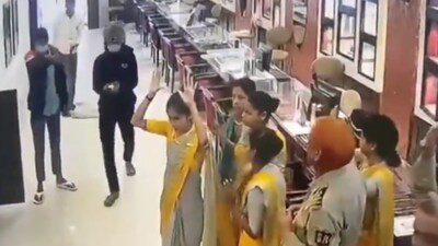 On Cam: Armed Robbers Loot Jewellery Worth Rs 25 Crore At Gunpoint In ...
