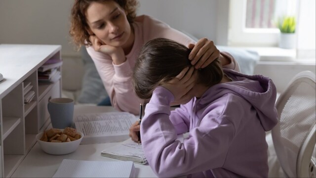 Parents can use active learning techniques like flashcards and quizzes to help their kids prepare for exams. 