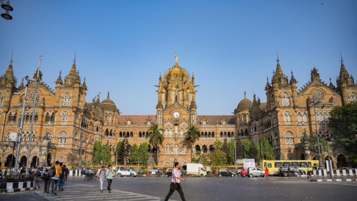 Mumbai’s Roads To Go ‘Pothole-Free’ By May 31: Eknath Shinde Sets Deadline