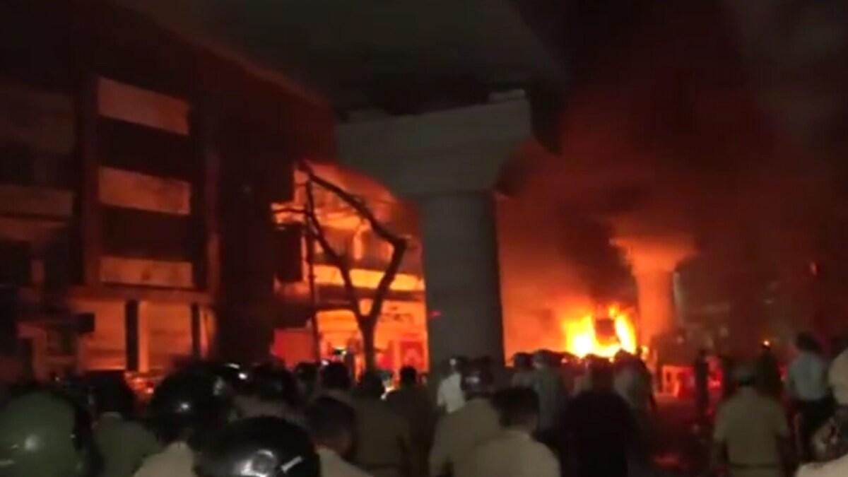 Clashes Erupt, Vehicles Set Afire In Nagpur Amid Aurangzeb Row, Fadnavis Appeals For Calm Clashes Erupt, Vehicles Set Afire In Nagpur Amid Aurangzeb Row, Fadnavis Appeals For Calm