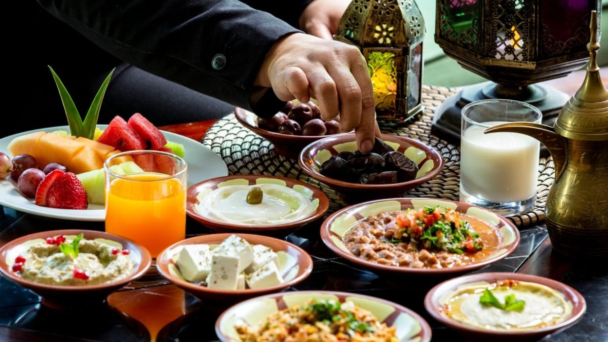 SuhoorおよびIftar中の持続的なエネルギーと水分補給のための栄養戦略